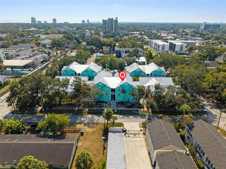 For Sale: $315,000 (2 beds, 2 baths, 897 Square Feet)