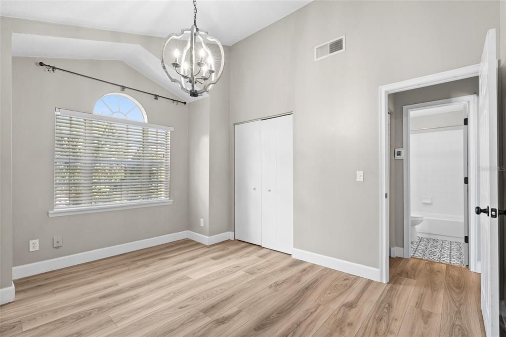 For Sale: $315,000 (2 beds, 2 baths, 897 Square Feet)