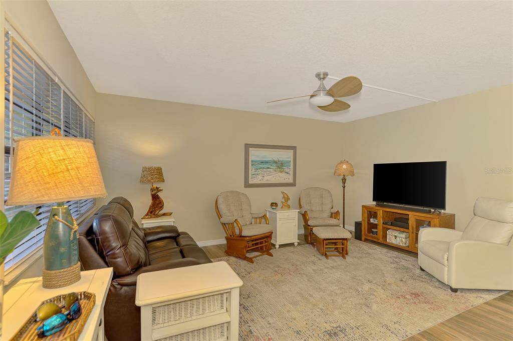 待售: $179,000 (2 贝兹, 2 浴室, 921 平方英尺)