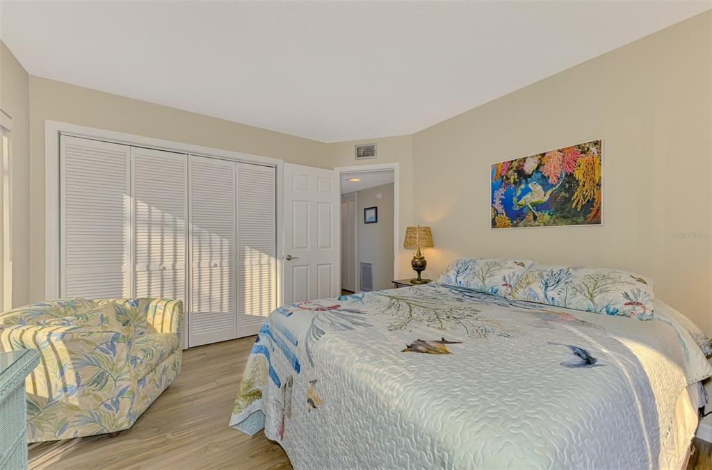 待售: $179,000 (2 贝兹, 2 浴室, 921 平方英尺)