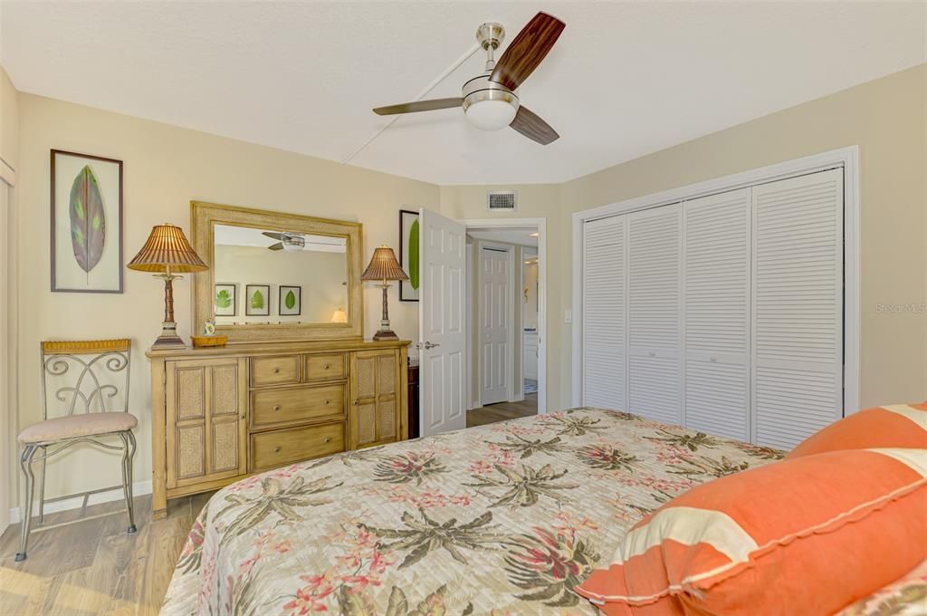 待售: $179,000 (2 贝兹, 2 浴室, 921 平方英尺)