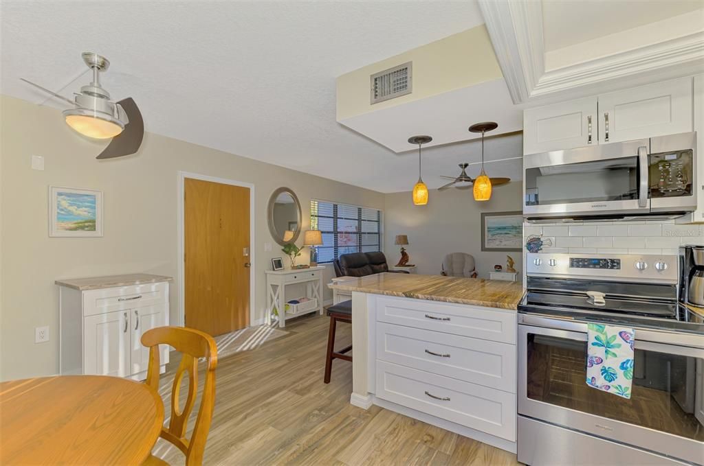 待售: $179,000 (2 贝兹, 2 浴室, 921 平方英尺)