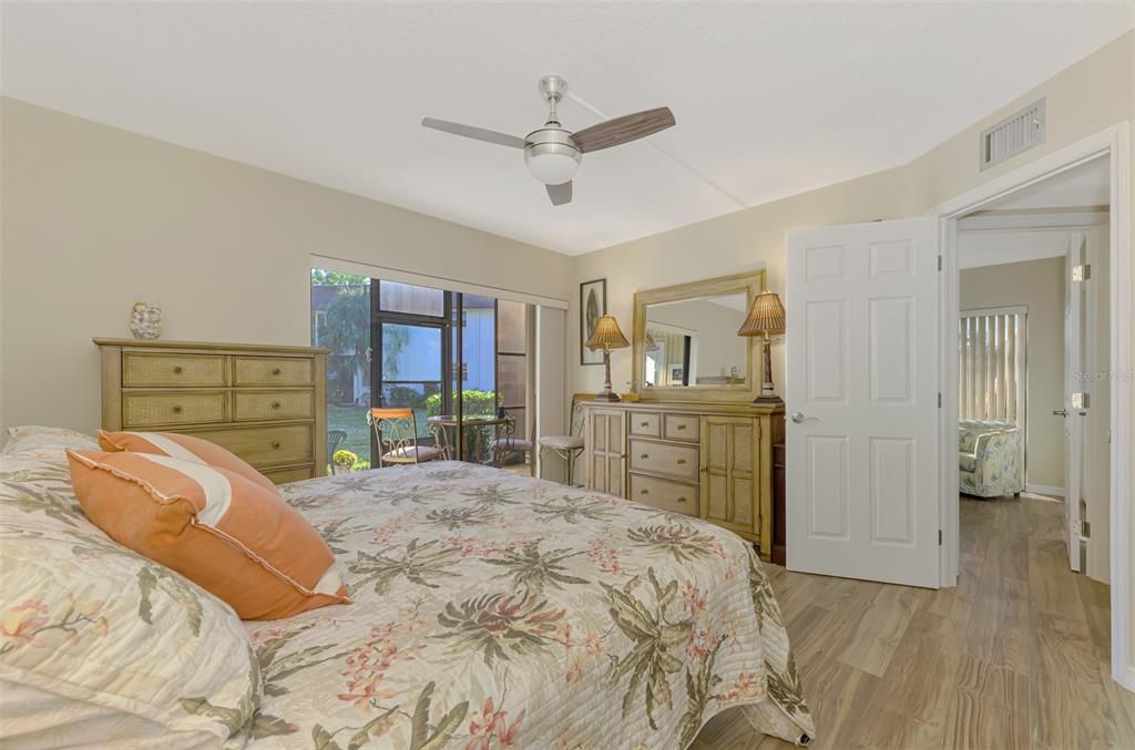 待售: $179,000 (2 贝兹, 2 浴室, 921 平方英尺)