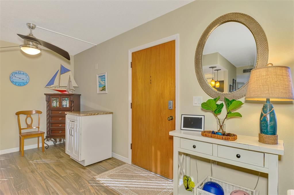 待售: $179,000 (2 贝兹, 2 浴室, 921 平方英尺)