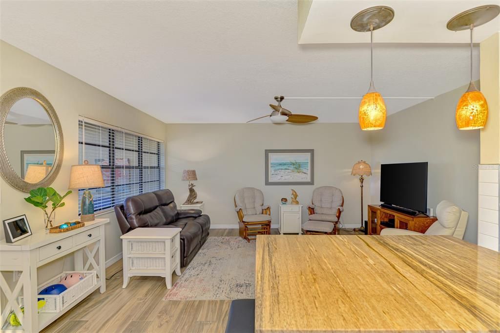 待售: $179,000 (2 贝兹, 2 浴室, 921 平方英尺)