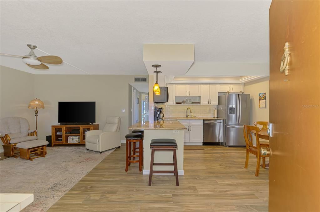 待售: $179,000 (2 贝兹, 2 浴室, 921 平方英尺)