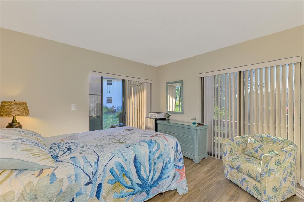 待售: $179,000 (2 贝兹, 2 浴室, 921 平方英尺)