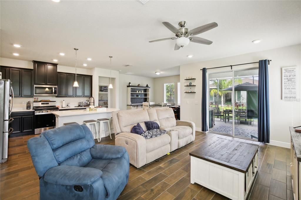 出租: $2,700 (4 贝兹, 3 浴室, 2000 平方英尺)