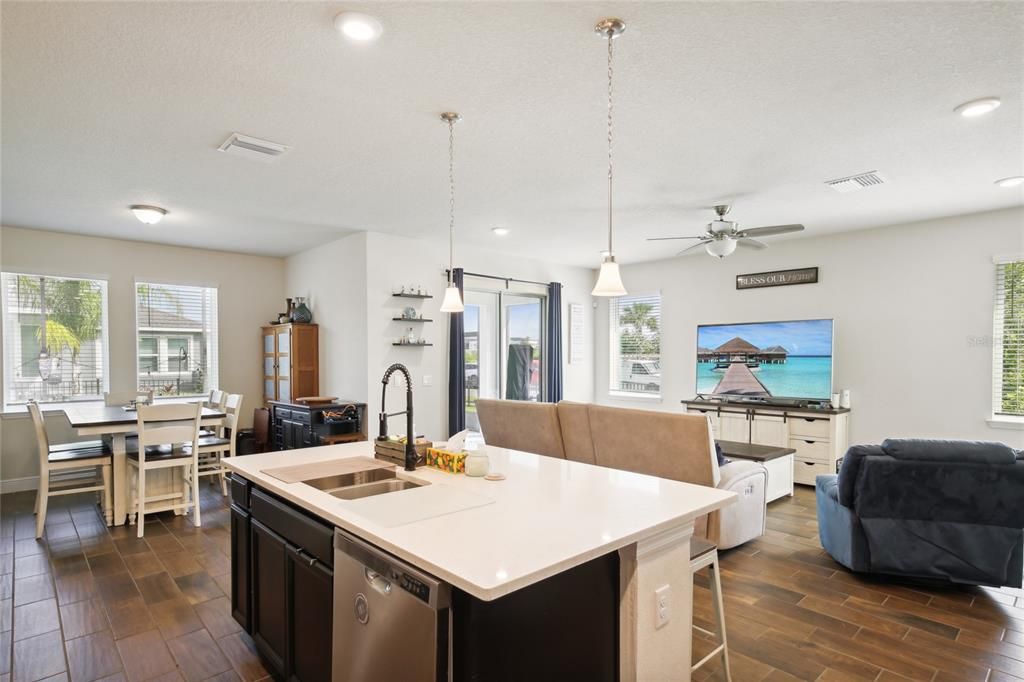 出租: $2,700 (4 贝兹, 3 浴室, 2000 平方英尺)