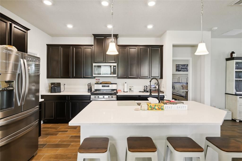 出租: $2,700 (4 贝兹, 3 浴室, 2000 平方英尺)