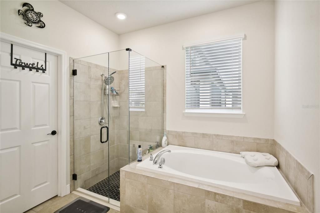 出租: $2,700 (4 贝兹, 3 浴室, 2000 平方英尺)