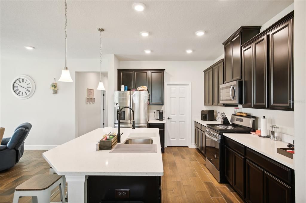 出租: $2,700 (4 贝兹, 3 浴室, 2000 平方英尺)