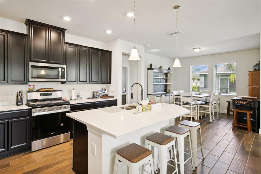 出租: $2,700 (4 贝兹, 3 浴室, 2000 平方英尺)