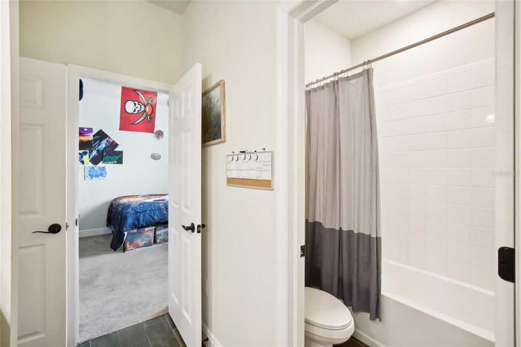 出租: $2,700 (4 贝兹, 3 浴室, 2000 平方英尺)