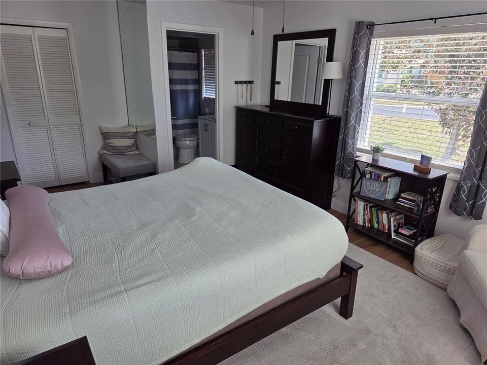 合同活跃: $364,900 (2 贝兹, 2 浴室, 1110 平方英尺)