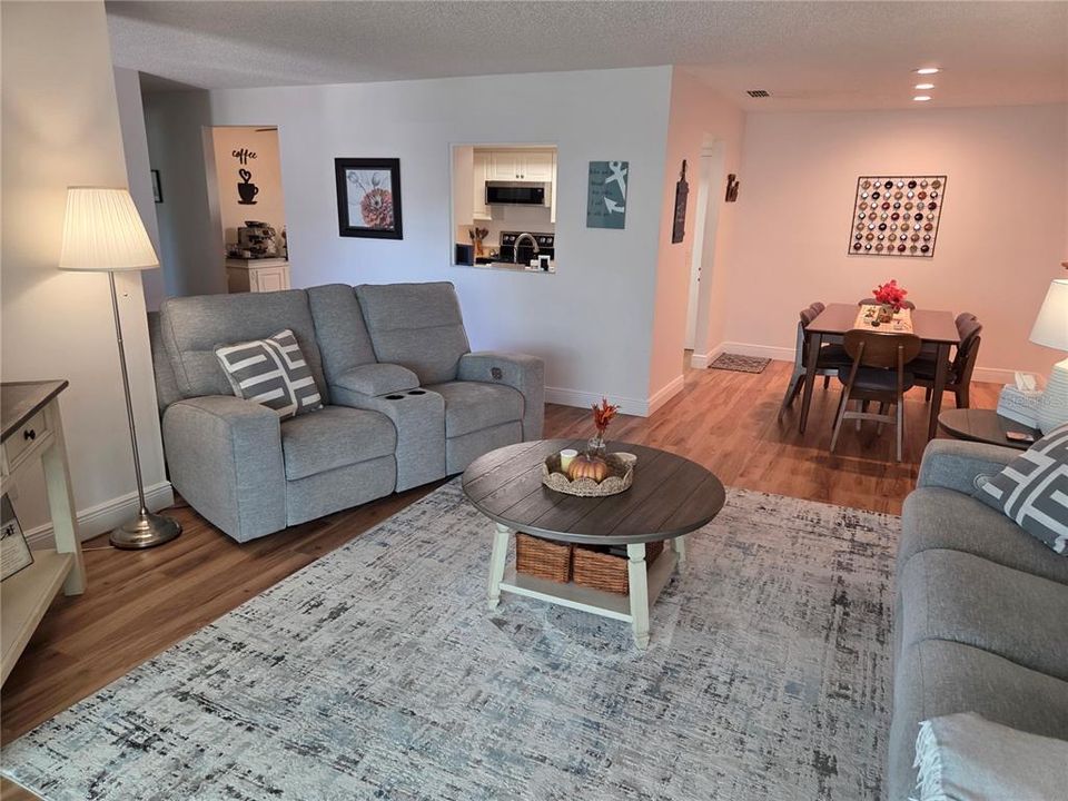 合同活跃: $364,900 (2 贝兹, 2 浴室, 1110 平方英尺)