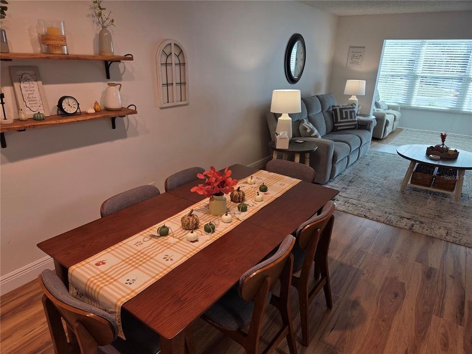 合同活跃: $364,900 (2 贝兹, 2 浴室, 1110 平方英尺)