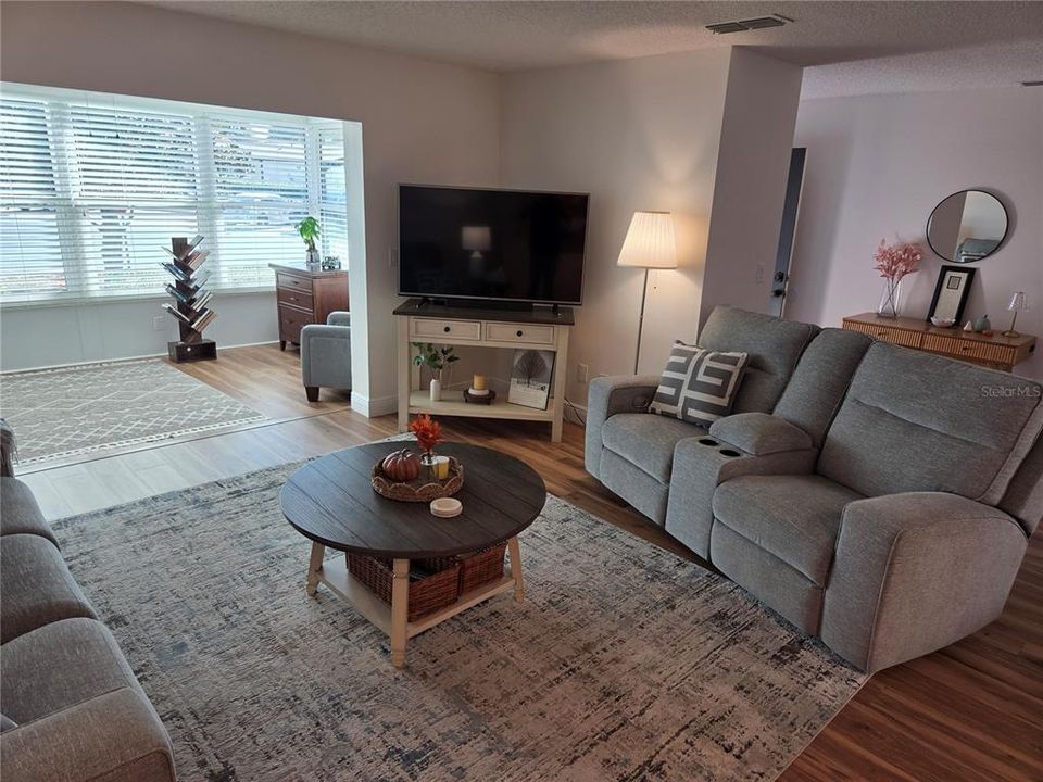 合同活跃: $364,900 (2 贝兹, 2 浴室, 1110 平方英尺)