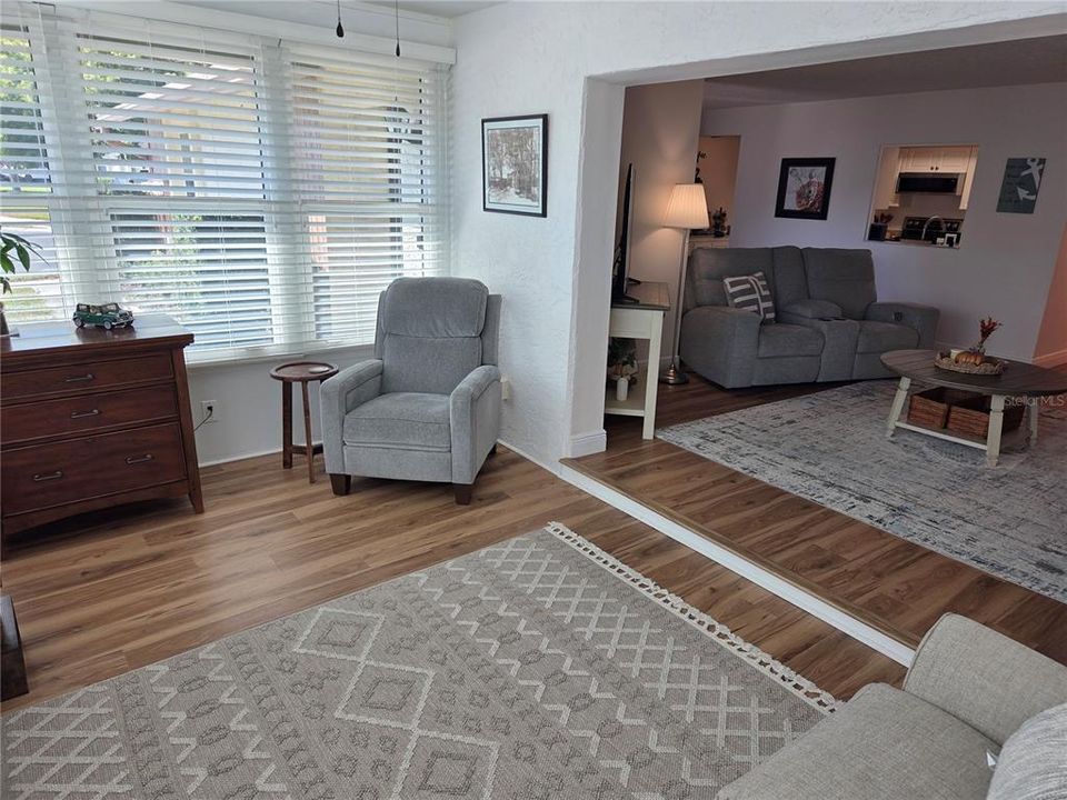 合同活跃: $364,900 (2 贝兹, 2 浴室, 1110 平方英尺)