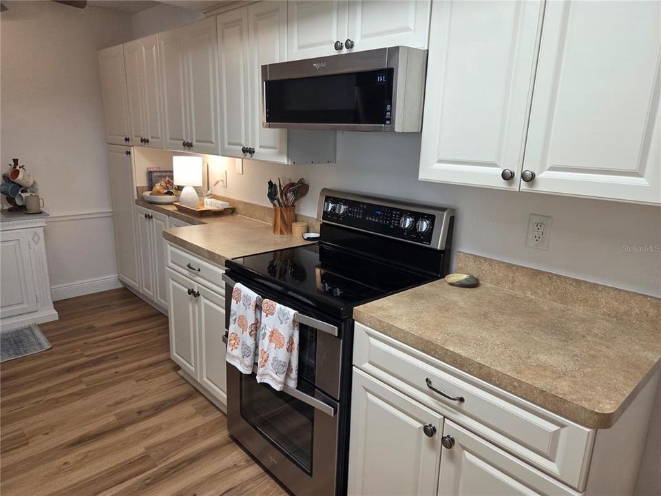 合同活跃: $364,900 (2 贝兹, 2 浴室, 1110 平方英尺)