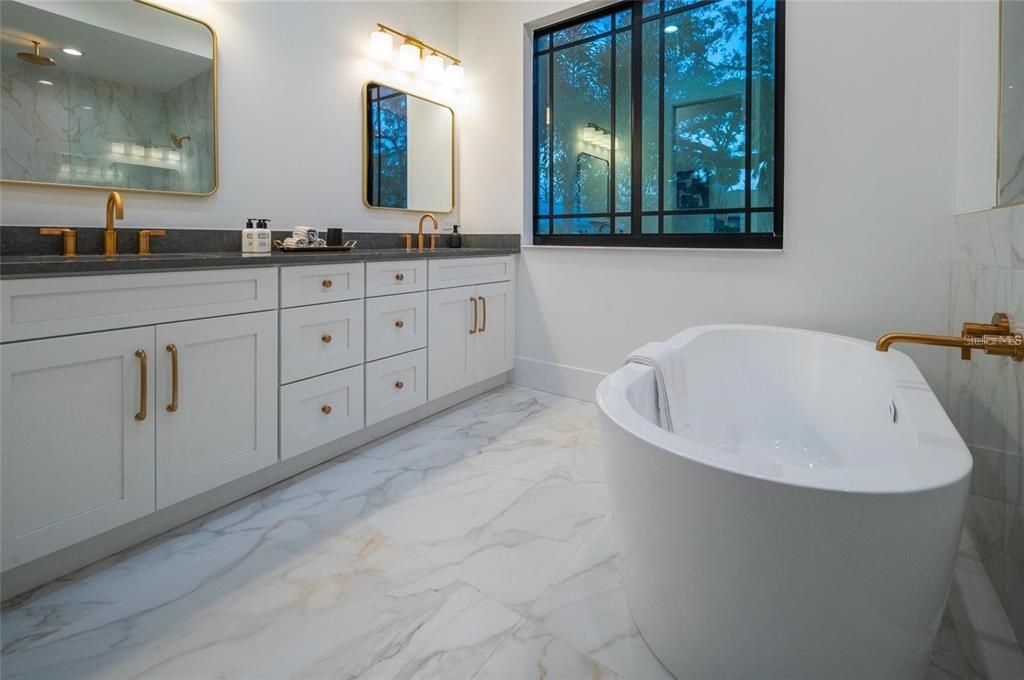 На продажу: $1,775,000 (6 спален, 4 ванн, 2743 Квадратных фут)