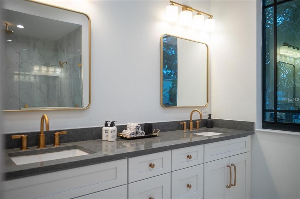 На продажу: $1,775,000 (6 спален, 4 ванн, 2743 Квадратных фут)