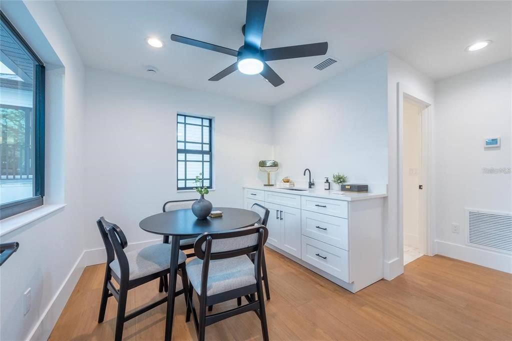 На продажу: $1,775,000 (6 спален, 4 ванн, 2743 Квадратных фут)