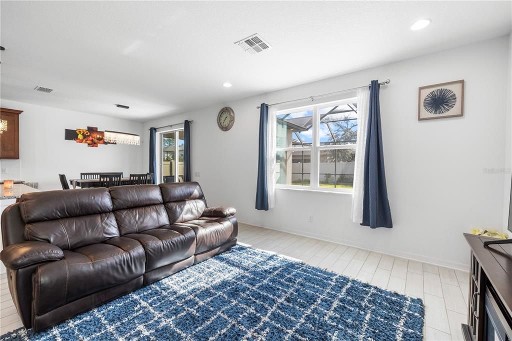 En Venta: $535,000 (4 camas, 3 baños, 2143 Pies cuadrados)