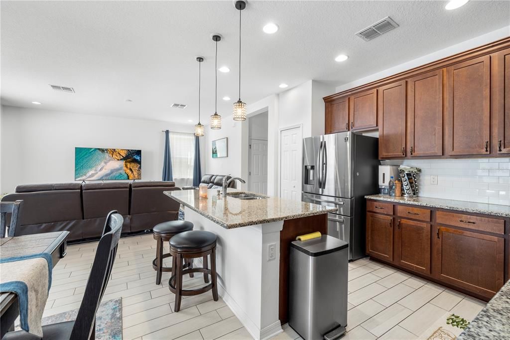 En Venta: $535,000 (4 camas, 3 baños, 2143 Pies cuadrados)