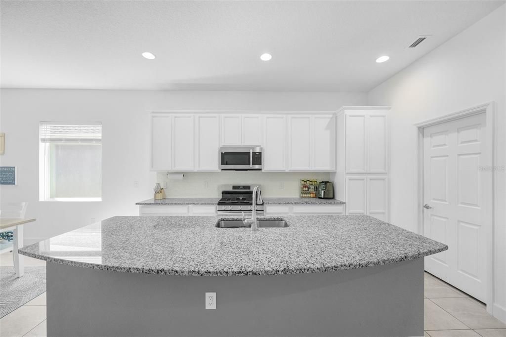 For Rent: $2,800 (3 beds, 2 baths, 1932 Square Feet)