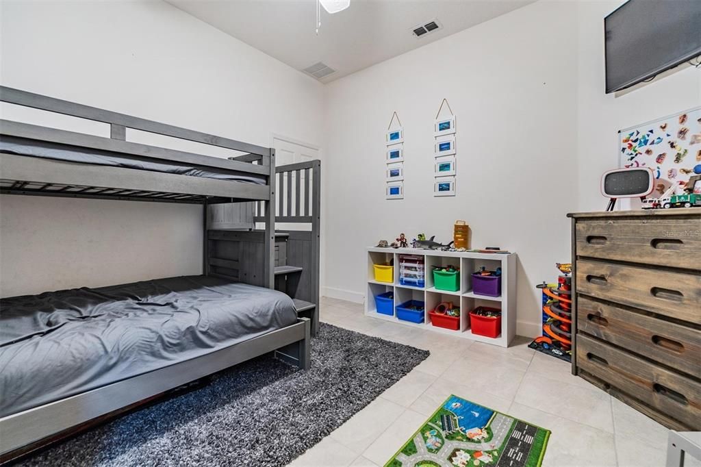 For Rent: $2,800 (3 beds, 2 baths, 1932 Square Feet)