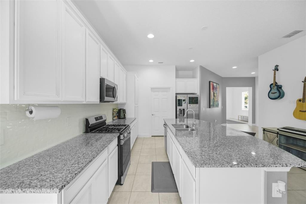 For Rent: $2,800 (3 beds, 2 baths, 1932 Square Feet)