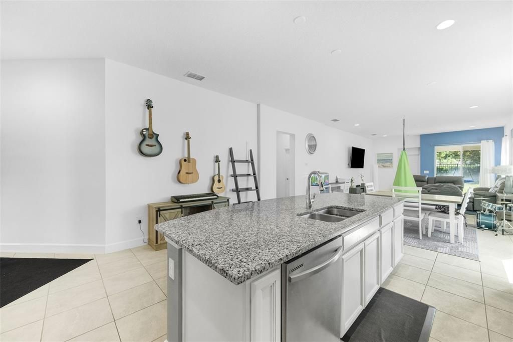 For Rent: $2,800 (3 beds, 2 baths, 1932 Square Feet)