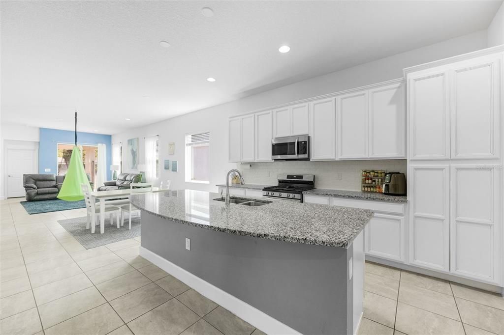 For Rent: $2,800 (3 beds, 2 baths, 1932 Square Feet)