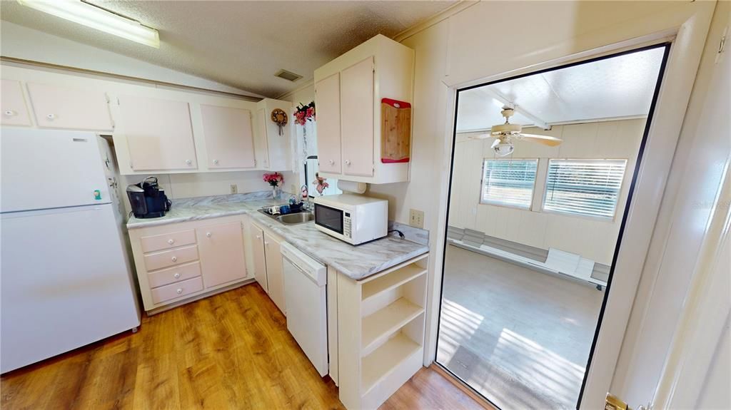 For Sale: $189,900 (2 beds, 2 baths, 984 Square Feet)