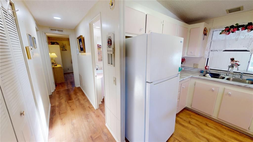 For Sale: $189,900 (2 beds, 2 baths, 984 Square Feet)