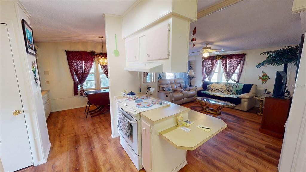 For Sale: $189,900 (2 beds, 2 baths, 984 Square Feet)