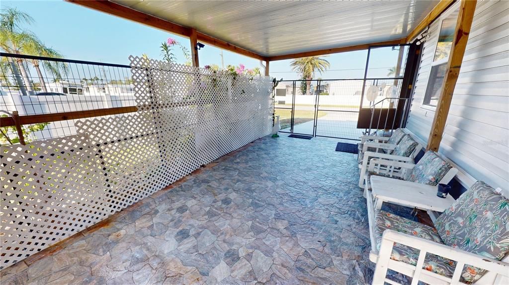 For Sale: $189,900 (2 beds, 2 baths, 984 Square Feet)