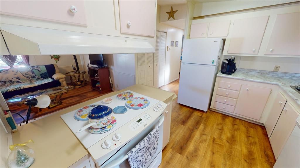 For Sale: $189,900 (2 beds, 2 baths, 984 Square Feet)