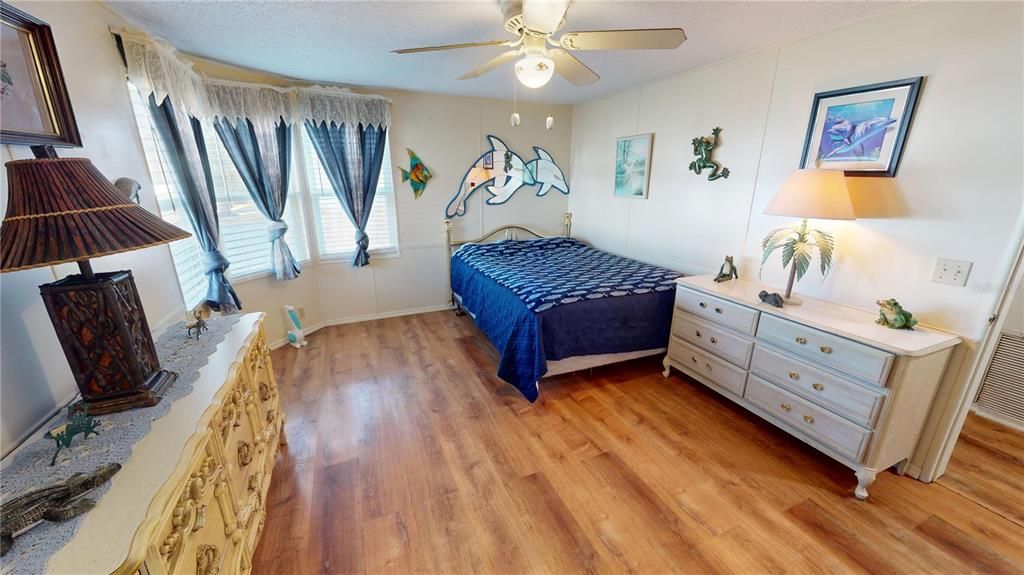 For Sale: $189,900 (2 beds, 2 baths, 984 Square Feet)