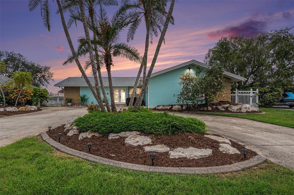 For Sale: $1,250,000 (2 beds, 2 baths, 1992 Square Feet)