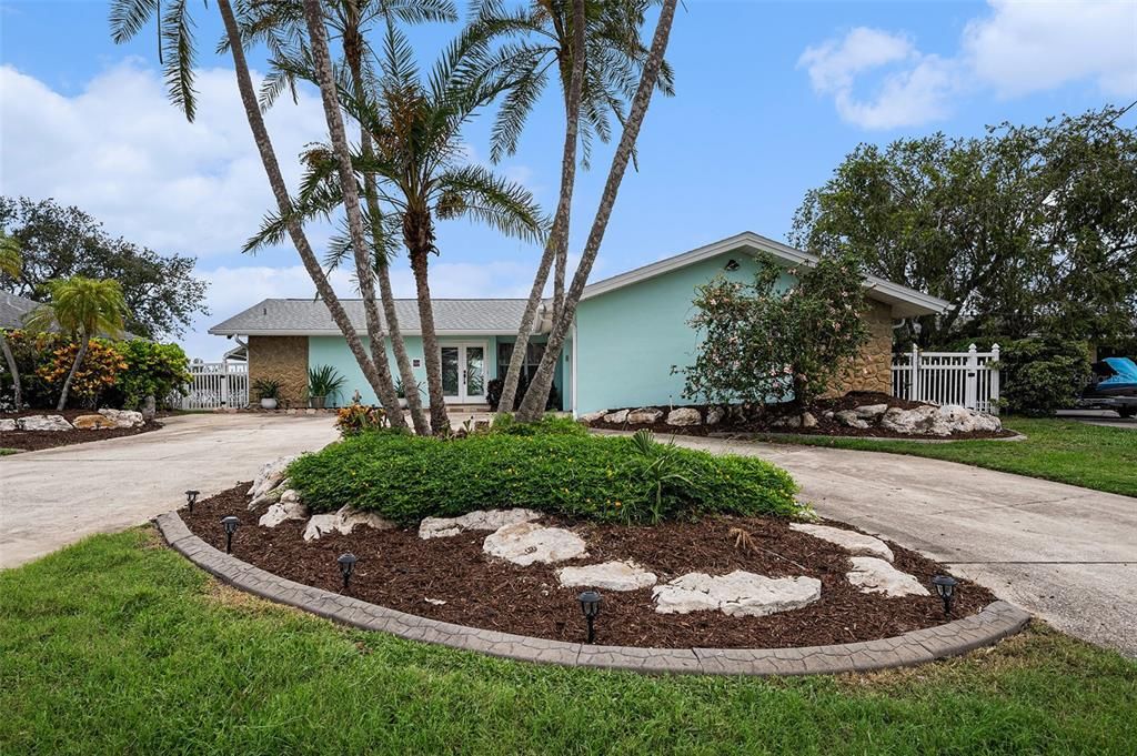 For Sale: $1,250,000 (2 beds, 2 baths, 1992 Square Feet)