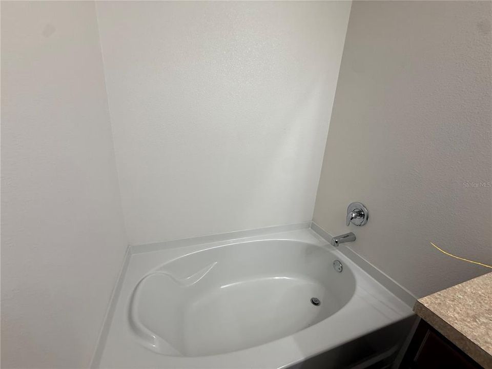 For Rent: $2,500 (4 beds, 2 baths, 1956 Square Feet)