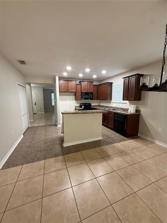 For Rent: $2,500 (4 beds, 2 baths, 1956 Square Feet)