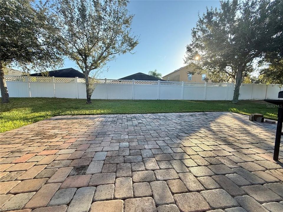 For Rent: $2,500 (4 beds, 2 baths, 1956 Square Feet)