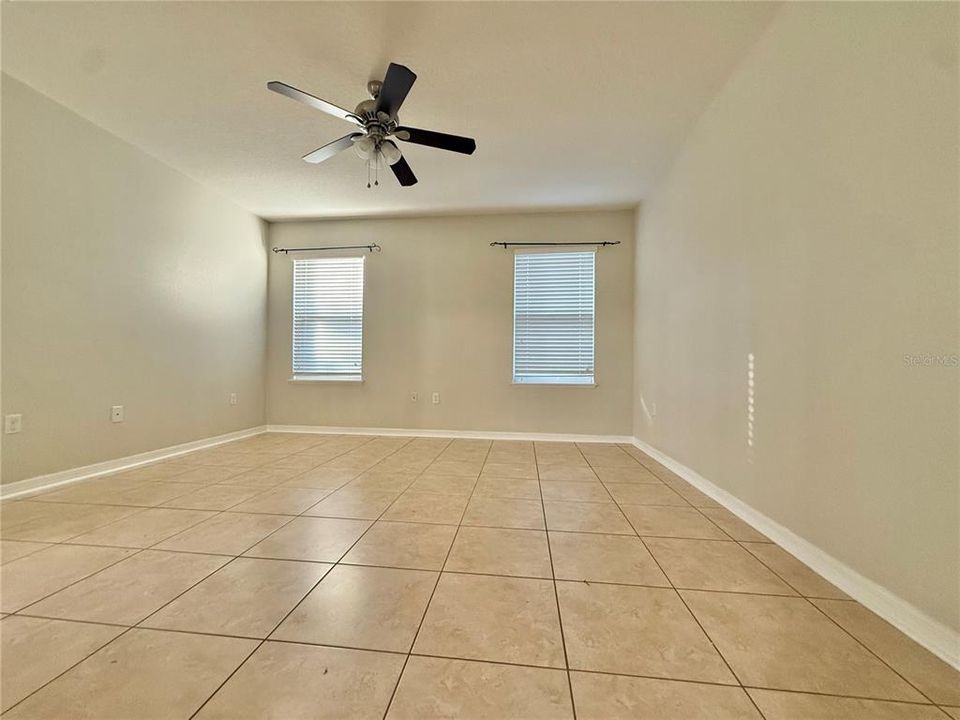 For Rent: $2,500 (4 beds, 2 baths, 1956 Square Feet)