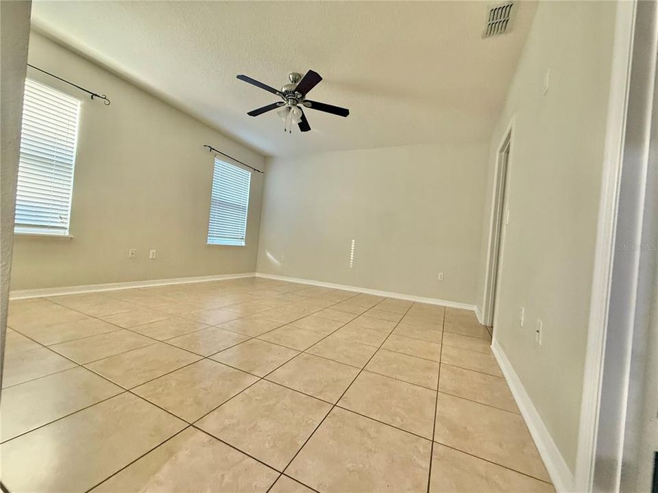 For Rent: $2,500 (4 beds, 2 baths, 1956 Square Feet)