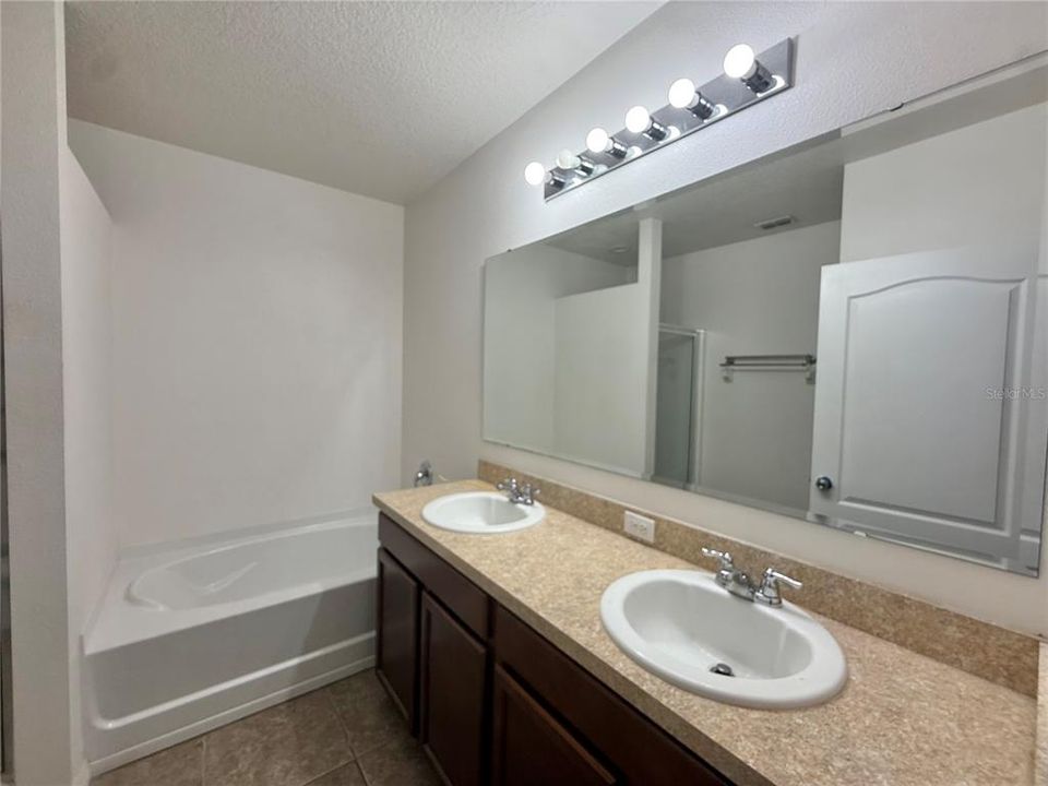 For Rent: $2,500 (4 beds, 2 baths, 1956 Square Feet)