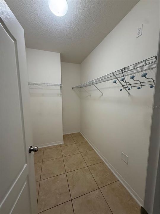 For Rent: $2,500 (4 beds, 2 baths, 1956 Square Feet)