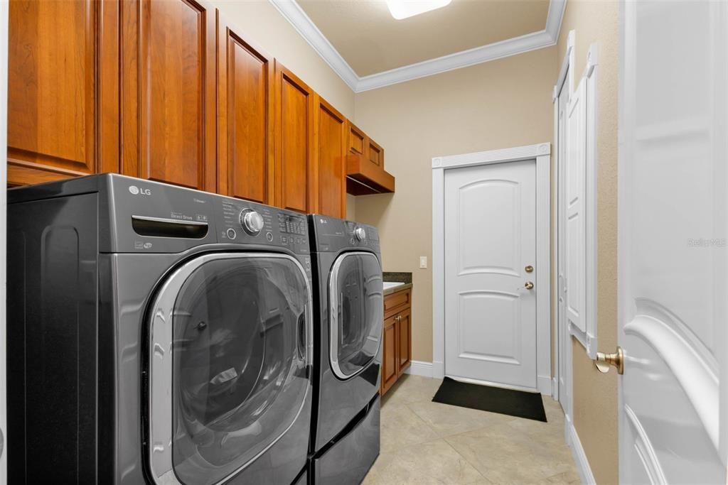 For Sale: $1,050,000 (3 beds, 2 baths, 3585 Square Feet)